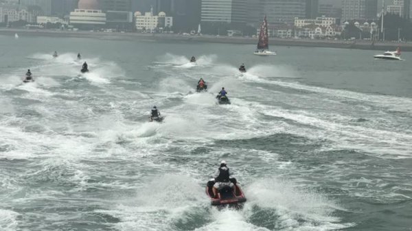 中股网 青岛故事|从13岁到53岁都能玩！青岛摩托艇骑手跨海穿越，展现水上运动魅力