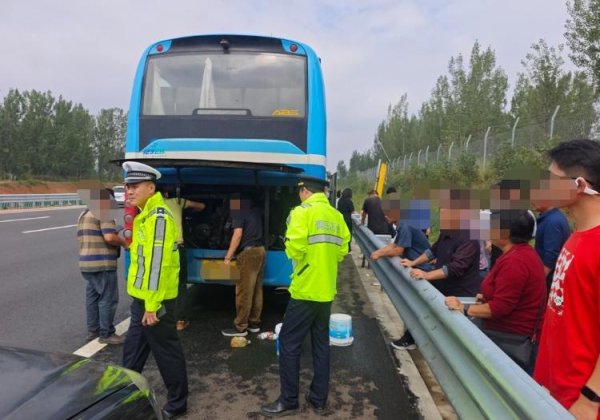 大资本优配 大客车突发故障抛锚，高速交警及时救助消隐患