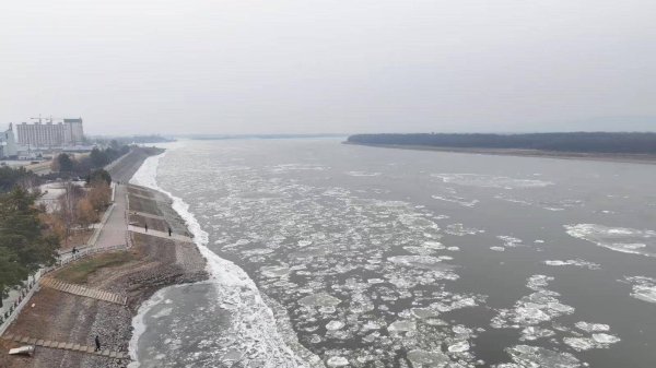 共享财富 黑龙江呼玛段进入流冰期 冬日奇观引客来