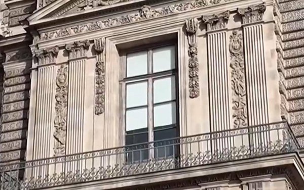 赢翻网配资 卢浮宫劫匪破窗处成打卡点，德国升降梯厂商借劫案营销引发争议；法国检方：卢浮宫遭抢所致经济损失预估达8800万欧元